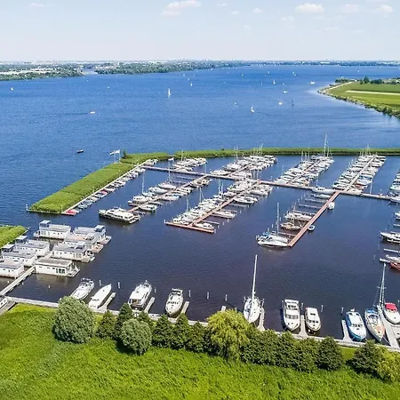 Ship In Aalsmeer With Kitchen 4*