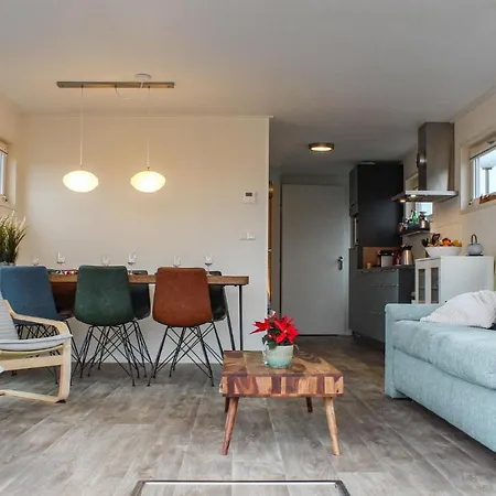 Ship In Aalsmeer With Kitchen 4*